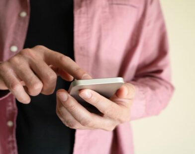 Empresário é condenado a indenizar vítimas após acusações falsas nas redes em MG