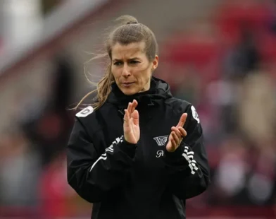 Ex-jogadora vira 1ª mulher a treinar um time nas grandes ligas europeias