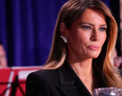 "Expressão de pânico". Reação de Melania após ouvir tiros vira meme