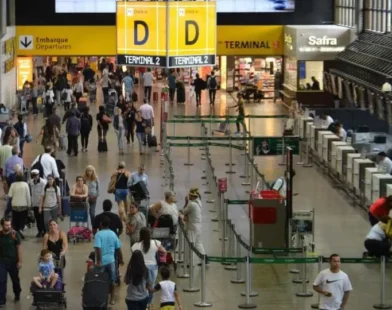 Família egípcia impedida de entrar no Brasil está confinada em aeroporto de Guarulhos há 16 dias