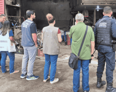 Fiscalização autua ferros-velhos e apreende cobre sem registro em Juiz de Fora