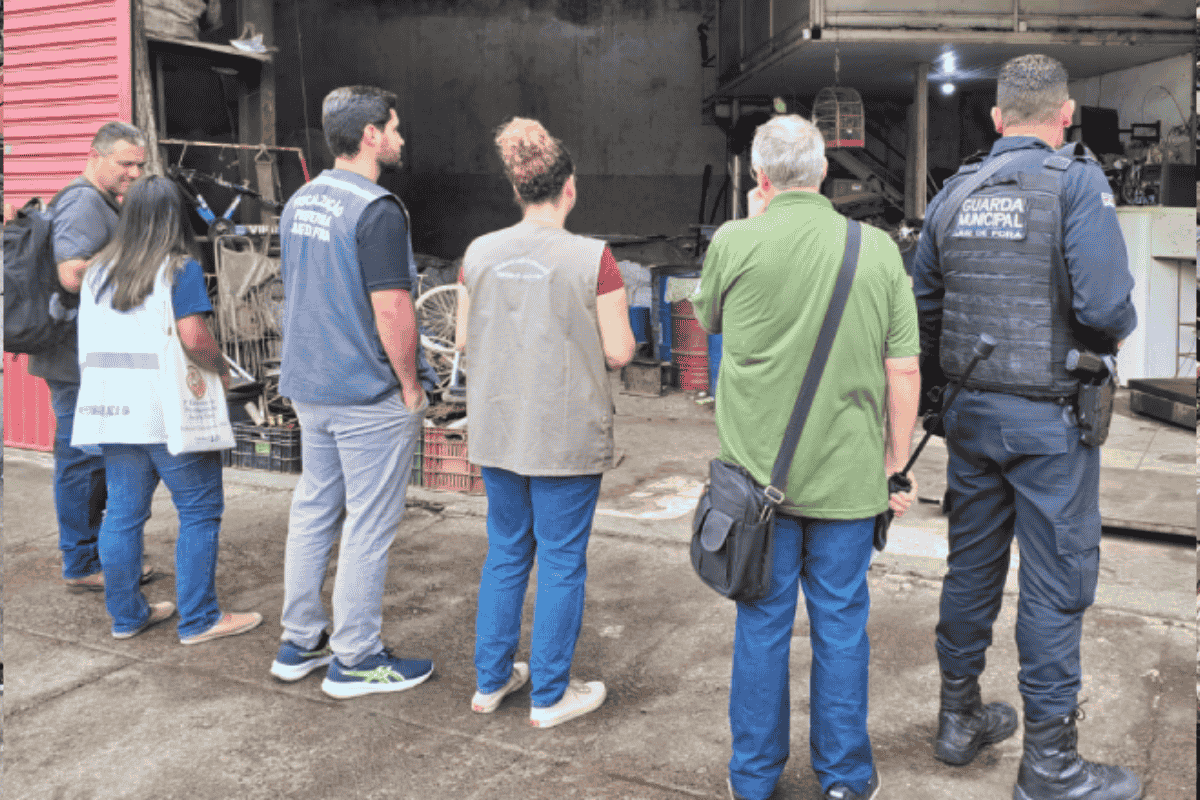 Fiscalização autua ferros-velhos e apreende cobre sem registro em Juiz de Fora