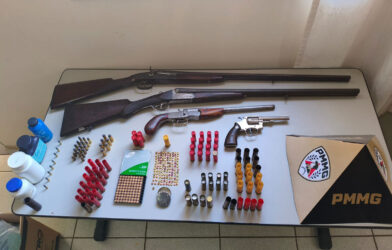 Homem é multado em R$ 20 mil e preso com armas, munições e materiais de pesca proibidos