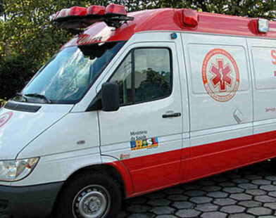 Idoso morre após mal súbito e acidente na Avenida Simeão de Faria, em Juiz de Fora