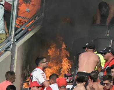 Incêndio em arquibancada marca clássico entre River e Boca; veja as fotos