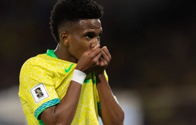 Lesão na coxa pode tirar Estêvão da Copa do Mundo