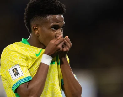 Lesão na coxa pode tirar Estêvão da Copa do Mundo