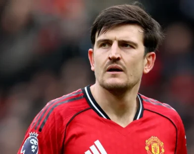 Maguire recusa proposta milionária e renova com o Manchester United