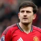 Maguire recusa proposta milionária e renova com o Manchester United