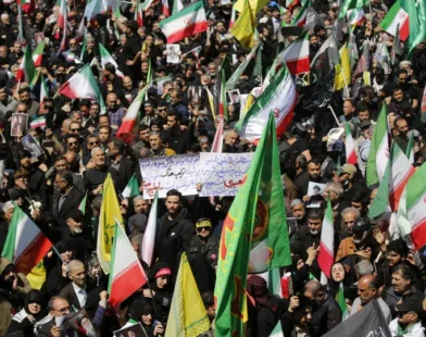 Multidões no Irã marcam 40º dia da morte do líder Supremo Khamenei