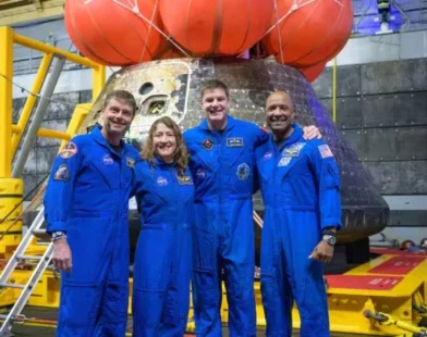 Nasa divulga foto de astronautas da Artemis ao lado de cápsula horas após pouso