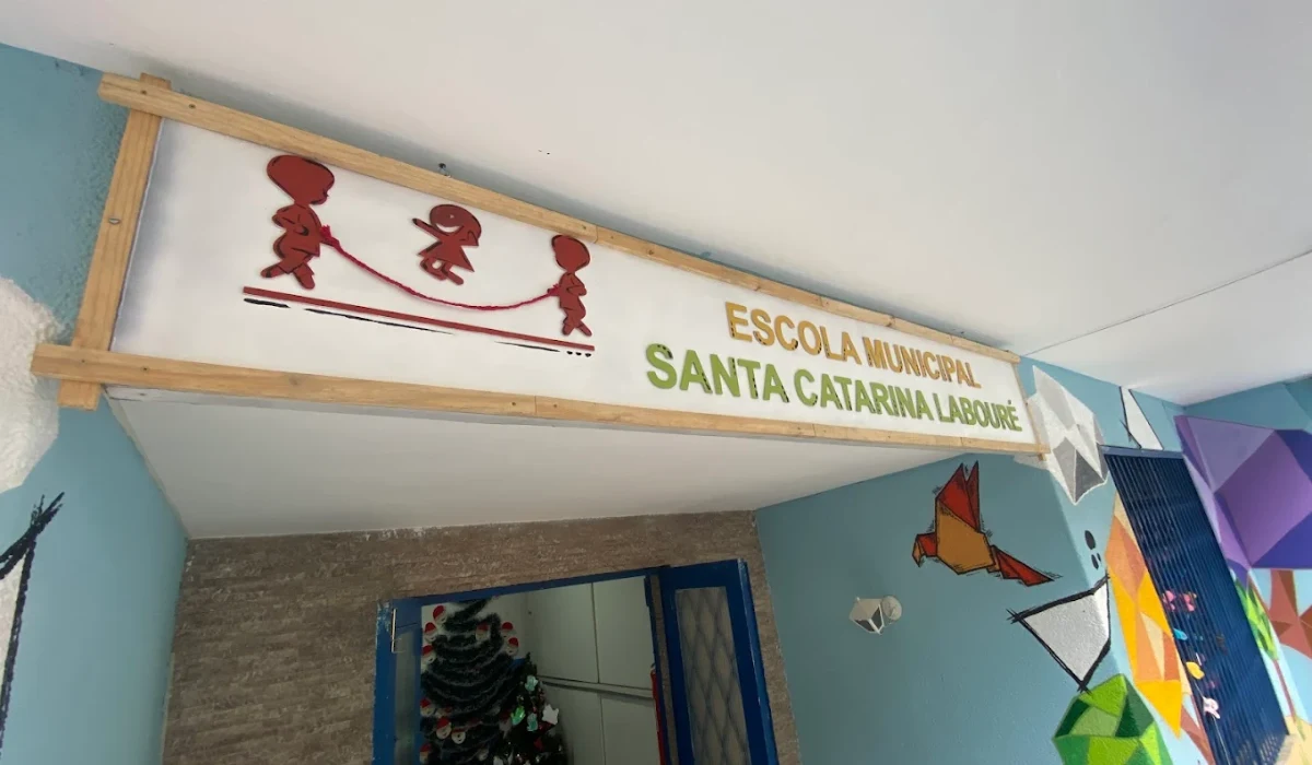 Prefeitura transfere duas escolas municipais para mesmo prédio no Centro de Juiz de Fora após interdições