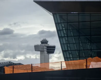 Passageira dá à luz em pleno voo: "Vai ter de chamar o bebê de Kennedy"