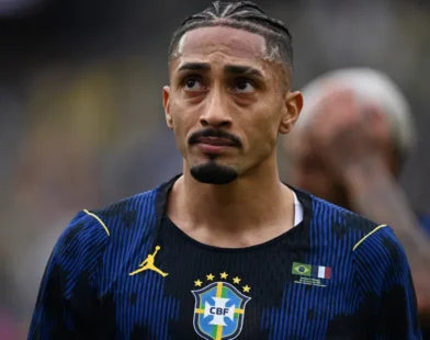 Presidente do Barcelona critica Fifa após lesão de Raphinha na seleção