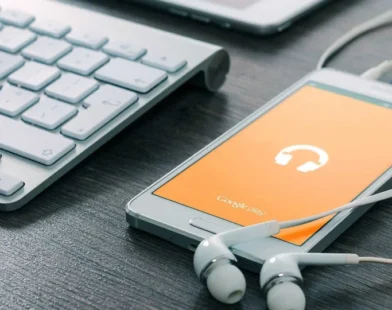 Quase metade das músicas enviadas diariamente são geradas por IA, diz Deezer