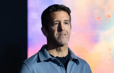 Quem é John Ternus, o próximo CEO da Apple