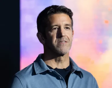 Quem é John Ternus, o próximo CEO da Apple