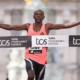 Queniano se torna o primeiro a completar maratona em menos de duas horas