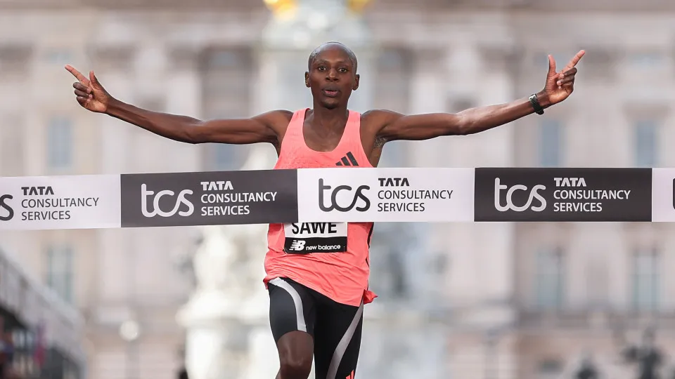 Queniano se torna o primeiro a completar maratona em menos de duas horas