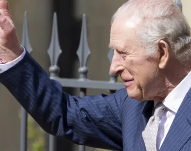 Rei Charles III surpreende ao visitar loja que frequentava na infância