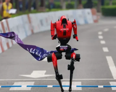 Robô humanoide vence meia-maratona em Pequim e supera recorde humano