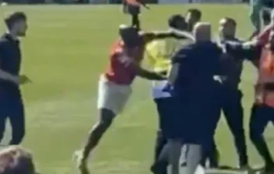 Soco de jogador em torcedor em pleno gramado deixa Inglaterra em choque