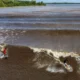 Surfistas pegam onda na pororoca no Pará