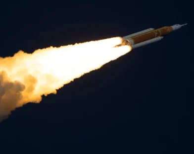 Tripulação da Artemis 2 bate recorde de distância da Terra em início do sobrevoo lunar