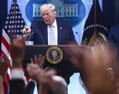 Trump afirma que iranianos "não têm cartas" para negociações exceto Ormuz