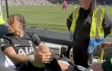 "Vai se fo*". Estrela do Tottenham sai da maca para reclamar com torcedor