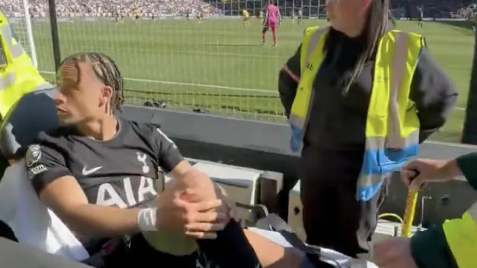 "Vai se fo*". Estrela do Tottenham sai da maca para reclamar com torcedor