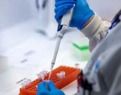 Variante BA.3.2 da Covid oferece baixo risco, mas vigilância deve continuar, dizem especialistas