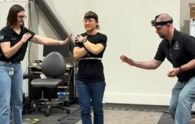 Vídeo mostra astronauta com dificuldade para andar após voltar do espaço