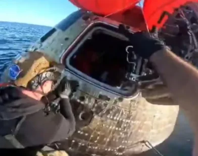 Vídeo mostra o momento em que os astronautas da Artemis II são retirados da cápsula