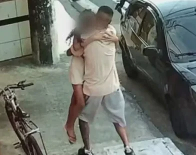 Vídeo mostra pai abraçando filha que escapou de atropelamento em SP
