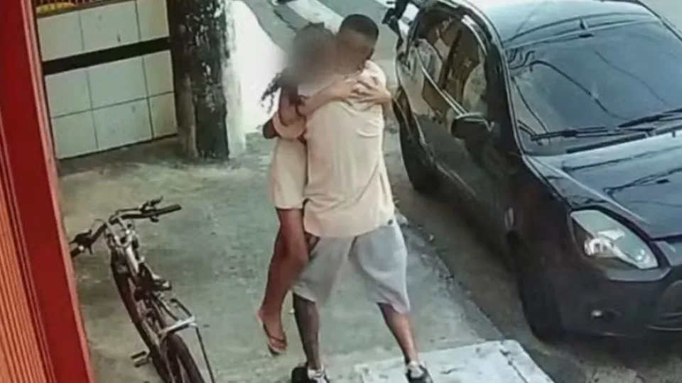 Vídeo mostra pai abraçando filha que escapou de atropelamento em SP