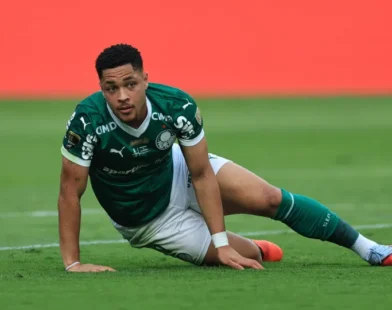 Vitor Roque vai passar por cirurgia e só volta ao Palmeiras após a Copa