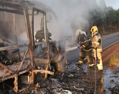 micro-ônibus de time de futebol amador pega fogo na MG-214