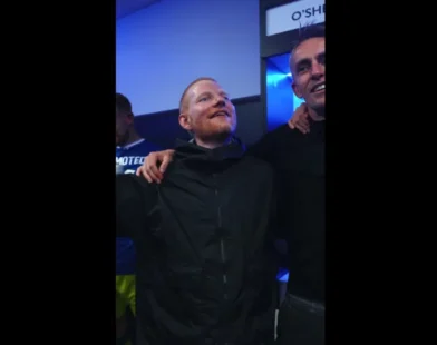 Acionista, Ed Sheeran celebra retorno de clube à Premier League