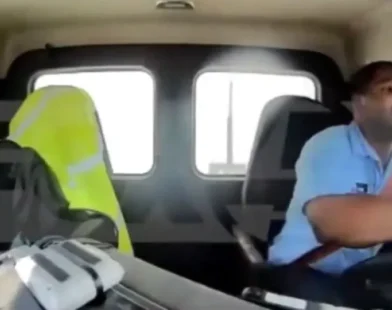Avião bate contra poste e camião que circulava em estrada nos EUA
