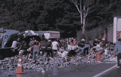 Carga de cerveja é saqueada após carreta tombar na BR-040 em MG
