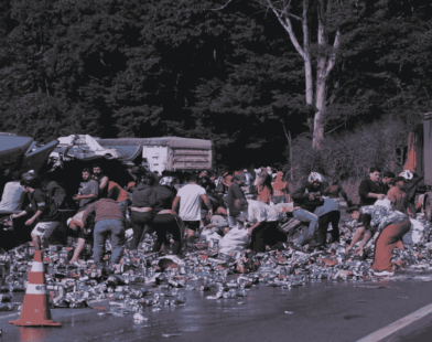 Carga de cerveja é saqueada após carreta tombar na BR-040 em MG