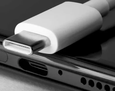 Celular não carrega? Problema pode estar na entrada USB; veja o que fazer