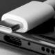 Celular não carrega? Problema pode estar na entrada USB; veja o que fazer