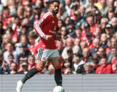 Com gol de Matheus Cunha e homenagens a Casemiro, United vence pelo Inglês