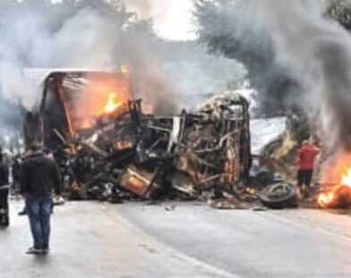 Crianças estão entre mortos em acidente com ônibus e carreta