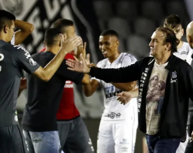 Cuca reclama de 'disse me disse' dentro do Santos e revela pré-temporada em Portugal