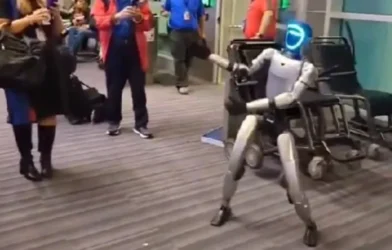 Dança, tira selfies e atrasa voo nos EUA: Conheça Bebop, o robô que viaja