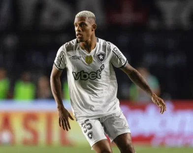Danilo é afastado pelo Botafogo após ausência contra o Corinthians