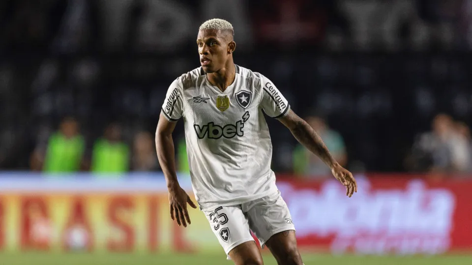 Danilo é afastado pelo Botafogo após ausência contra o Corinthians